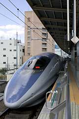 新横浜駅を出て行く「のぞみ 12号」 / EOS-1D Mark II + EF35mm F2 / 2004.08.04撮影 / 267KB