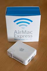 AirMac Express 購入。iBook の AC アダプタ等と同様、透明なシールで全面が保護されています。写真はシールを剥がす前。 / EOS-1D Mark II + EF35mm F2 / 2004.08.06撮影 / 83KB