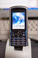 機種変更してきたニュー携帯電話「premini-II (SO506i)」 / EOS-1D Mark II + EF35mm F2 / 2005.02.10撮影 / 139KB