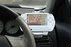 スタンドを利用して車に搭載した PSP with GPSレシーバー